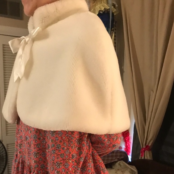 Rare Vintage 1970’s Fur Bow Cape - Picture 6 of 7